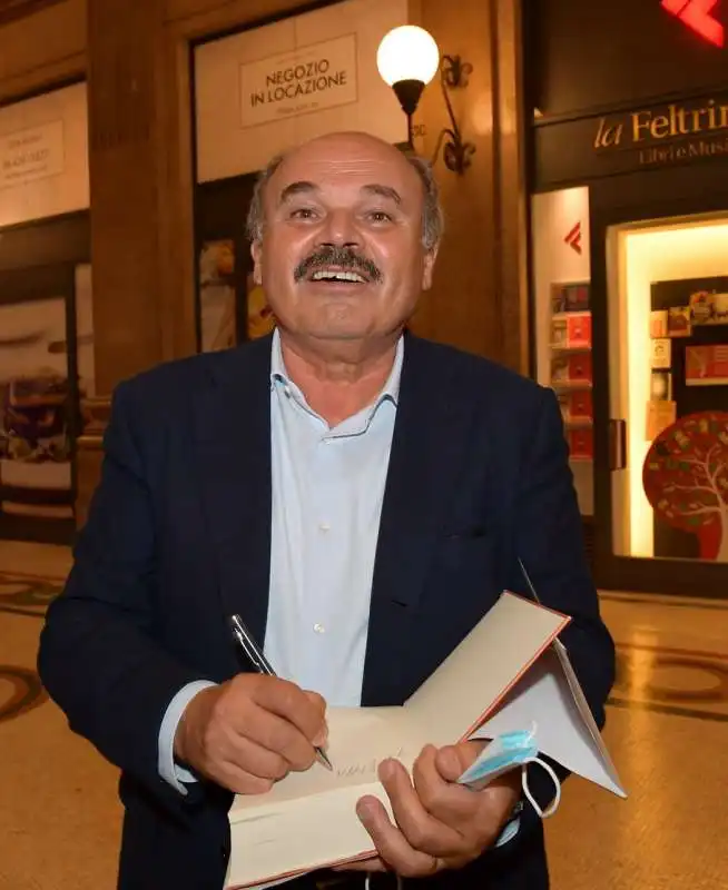 oscar farinetti firma la copia del libro  foto di bacco