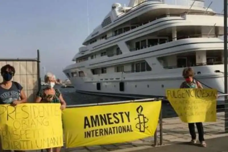 protesta di amnesty davanti allo yacht