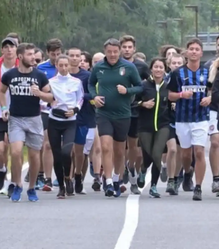 renzi con i ragazzi della scuola di politica