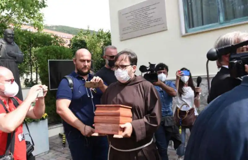 sergio japino porta le ceneri di raffaella carra' da san pio 3