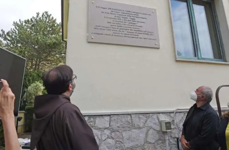 sergio japino porta le ceneri di raffaella carra' da san pio 4