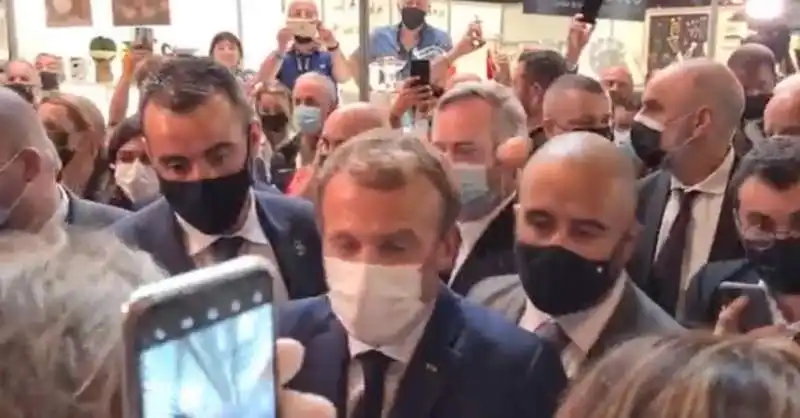 un uovo lanciato contro emmanuel macron 2