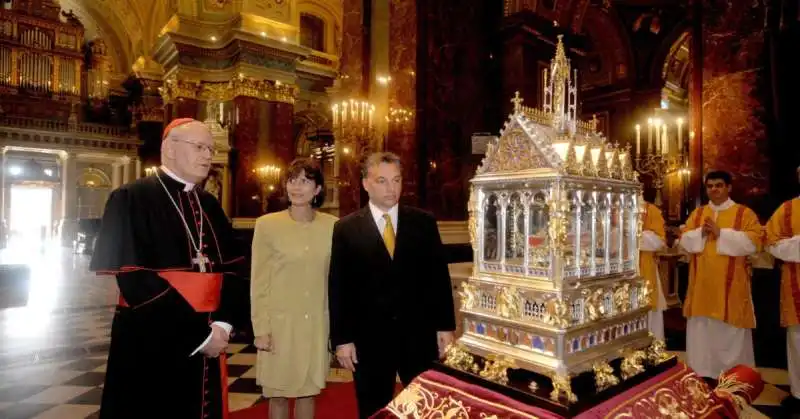 viktor orban in chiesa    