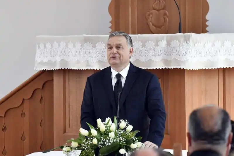 viktor orban in chiesa 