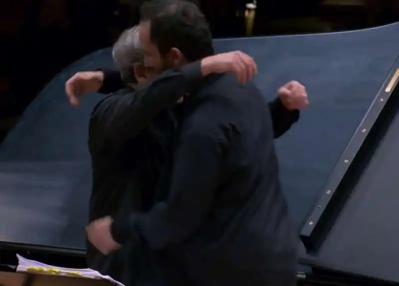 abbraccio tra igor levit e antonio pappano 4