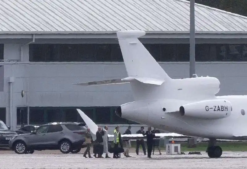 aereo con sette reali parte per balmoral copia