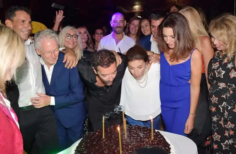 alberto matano e famiglia spengono le candeline sulla  torta  foto di bacco (3)