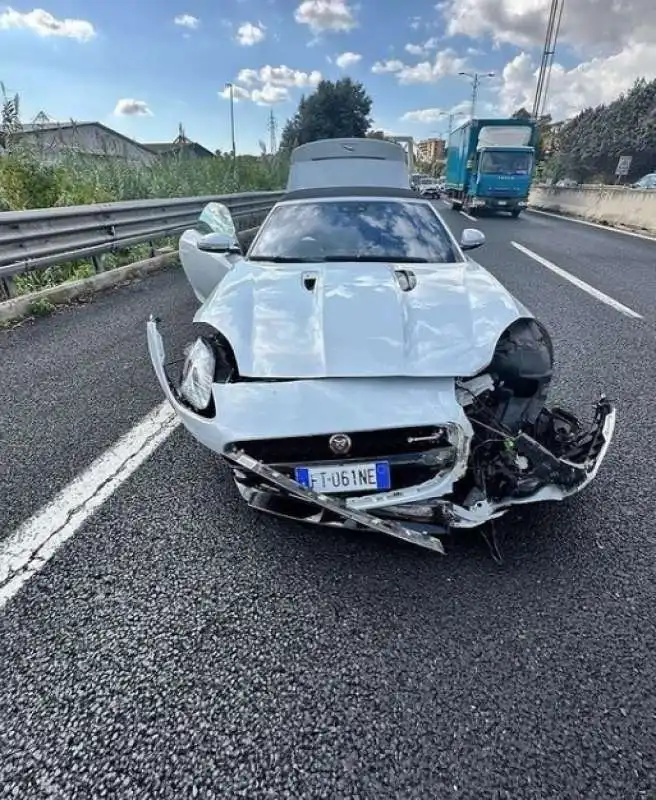 algero corretini si schianta con la jaguar 14