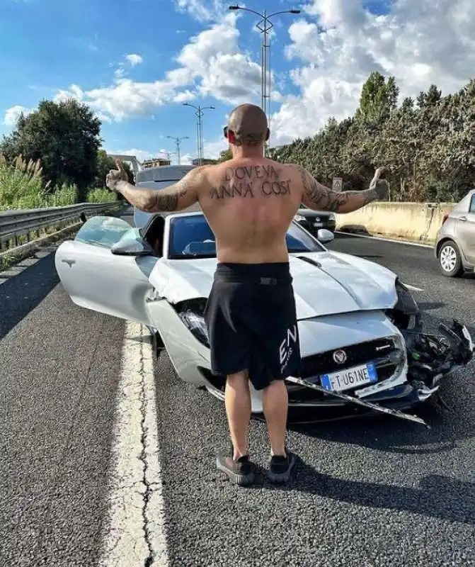 algero corretini si schianta con la jaguar 8