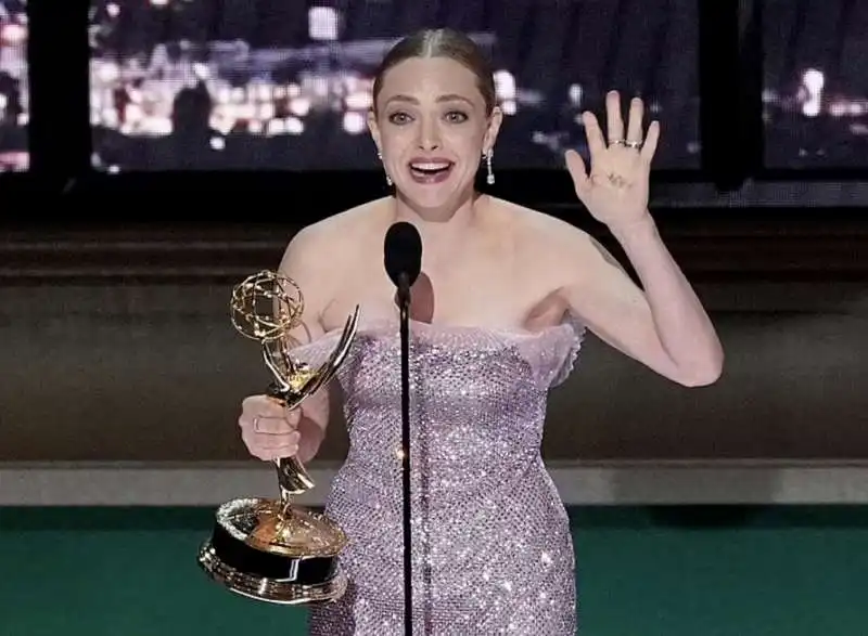 amanda seyfried   emmy 2022   1