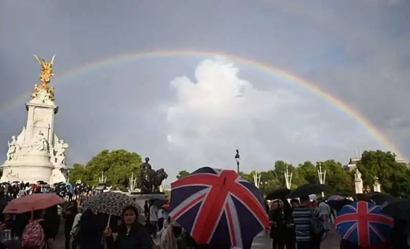 arcobaleno sopra buckingham palace