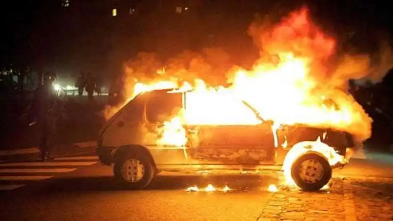 auto in fiamme 