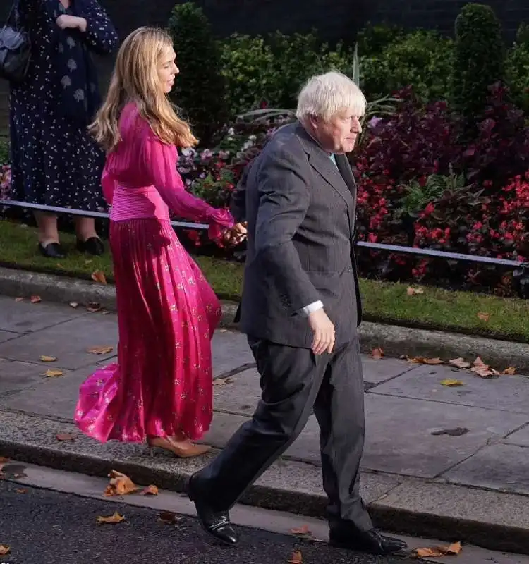 boris johnson trascina la moglie carrie 10