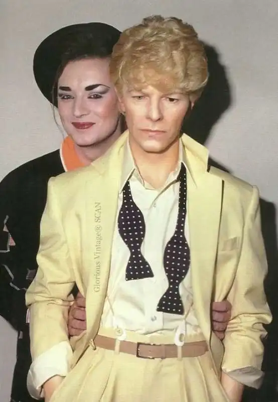 boy george david bowie statua