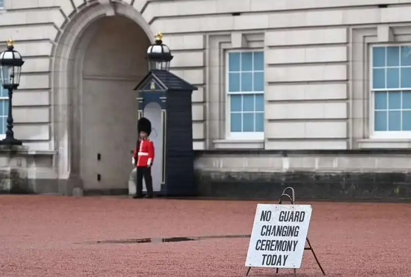 cancellato il cambio della guardia a buckingham palace