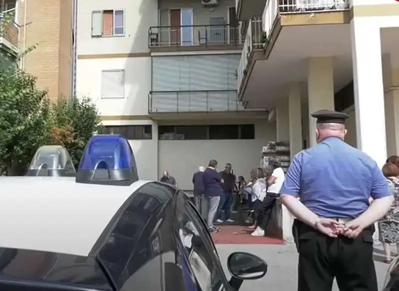 carabinieri sul luogo del suicidio