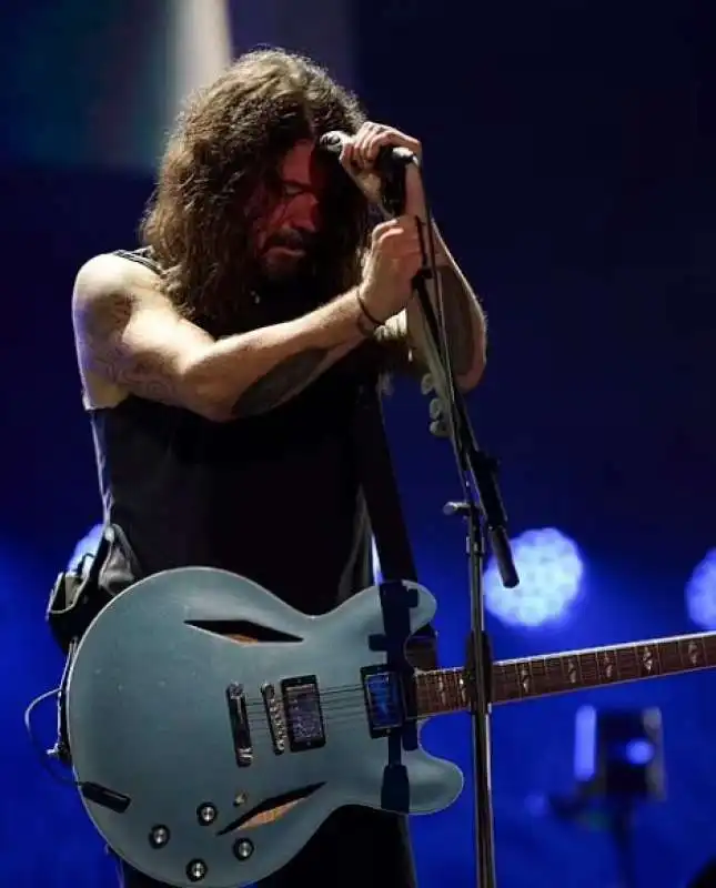 dave grohl si commuove al concerto tributo per taylor hawkins  1