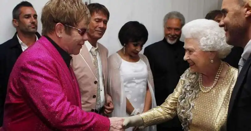 ELTON JOHN   CON LA REGINA ELISABETTA 