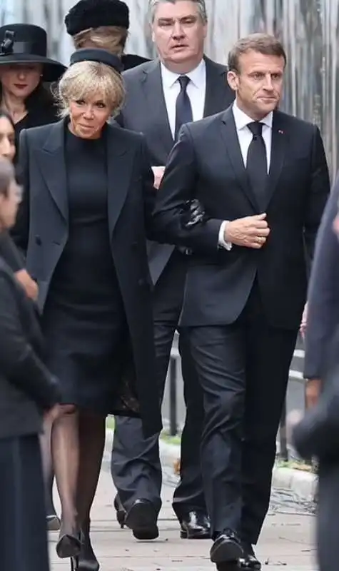 emmanuel macron e la moglie al funerale della regina elisabetta 1 1