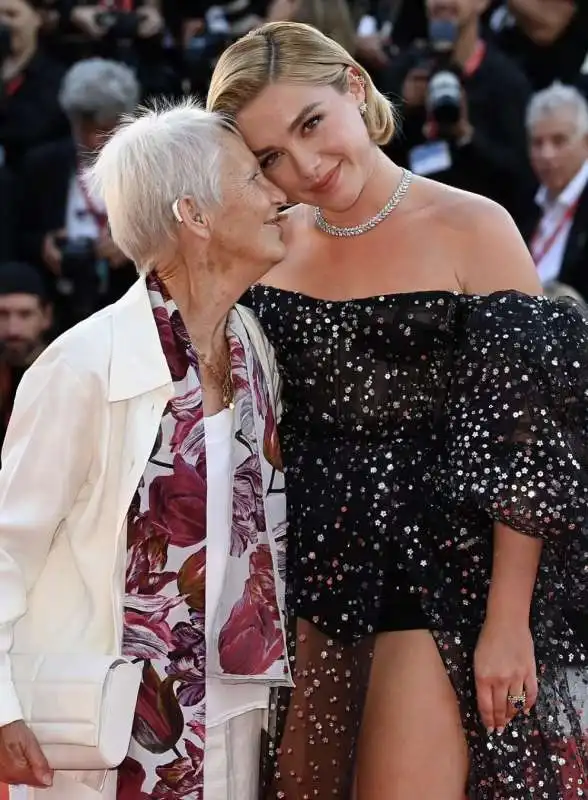 florence pugh con la nonna pat 