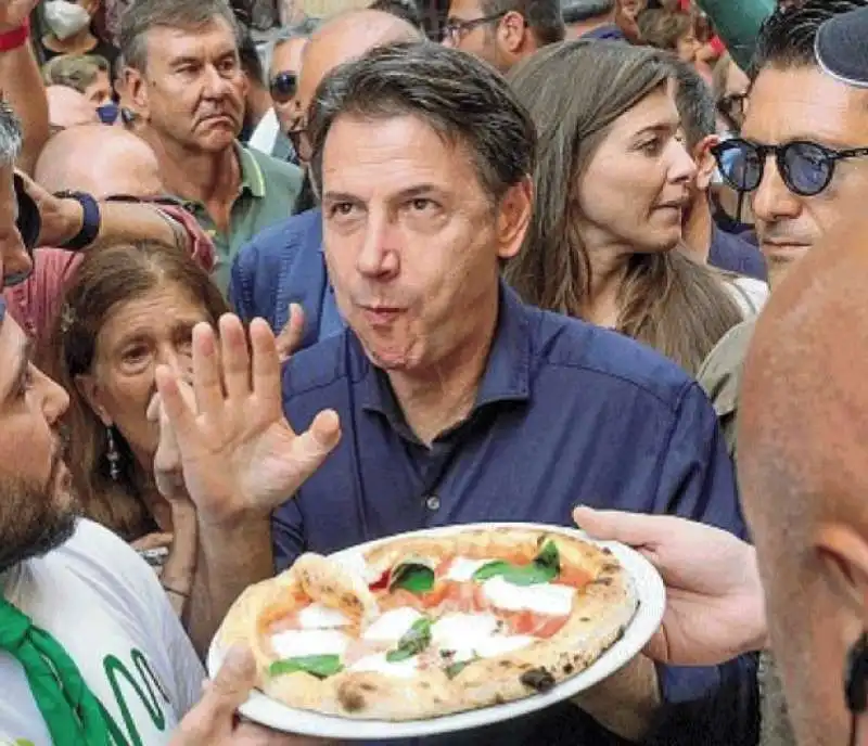 GIUSEPPE CONTE ASSAGGIA UNA PIZZA