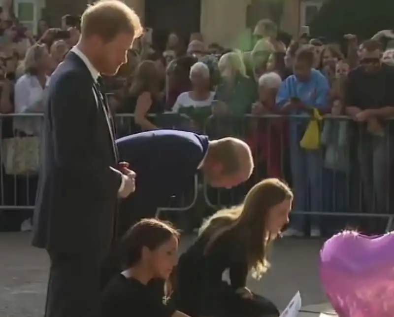 harry, meghan, william e kate insieme a windsor