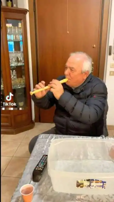 il boss rocco papalia suona il flauto si tiktok 