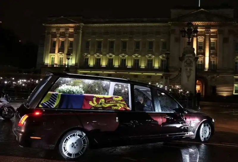 il feretro della regina elisabetta arriva a buckingham palace 2