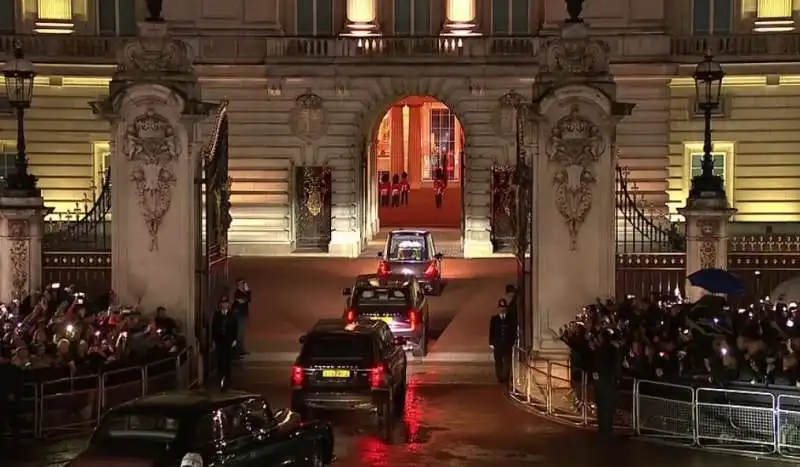 il feretro della regina elisabetta arriva a buckingham palace 6