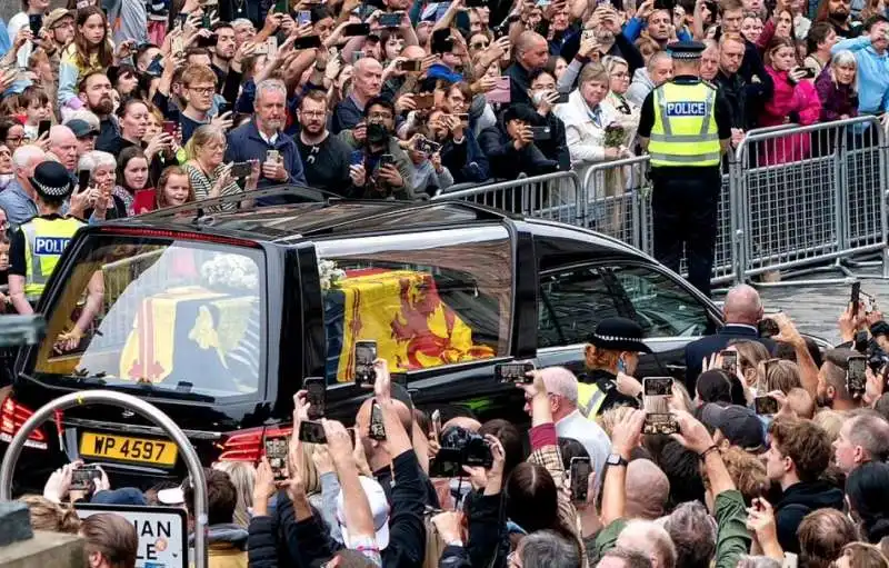 il feretro della regina elisabetta arriva a edimburgo 5