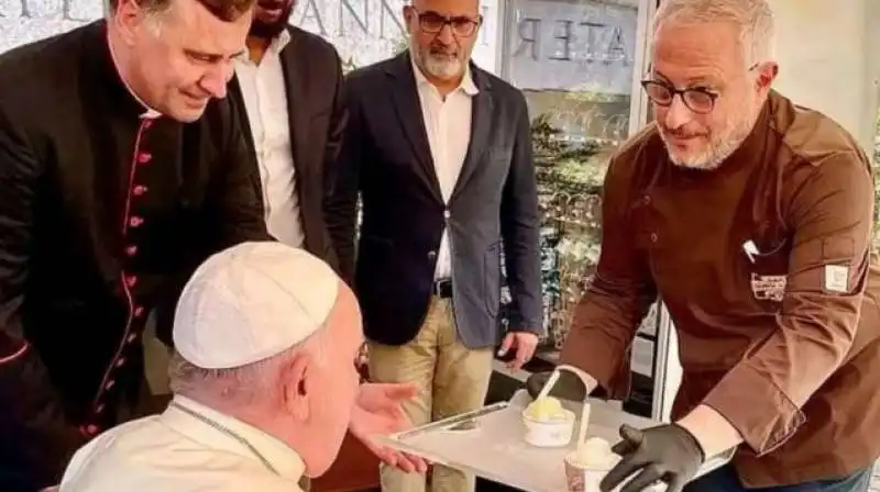 il papa assaggia il gelato a santa maria maggiore