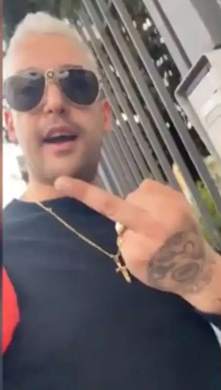 il rapper nicholas lo presti si consegna ai carabinieri in diretta social 