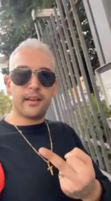 il rapper nicholas lo presti si consegna ai carabinieri in diretta social 