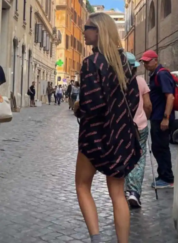 ilary blasi in centro a roma 1