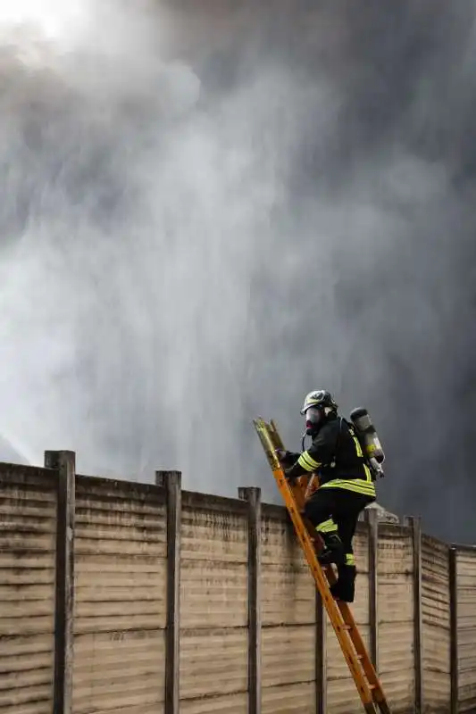 incendio alla nitrolchimica a san giuliano milanese   15