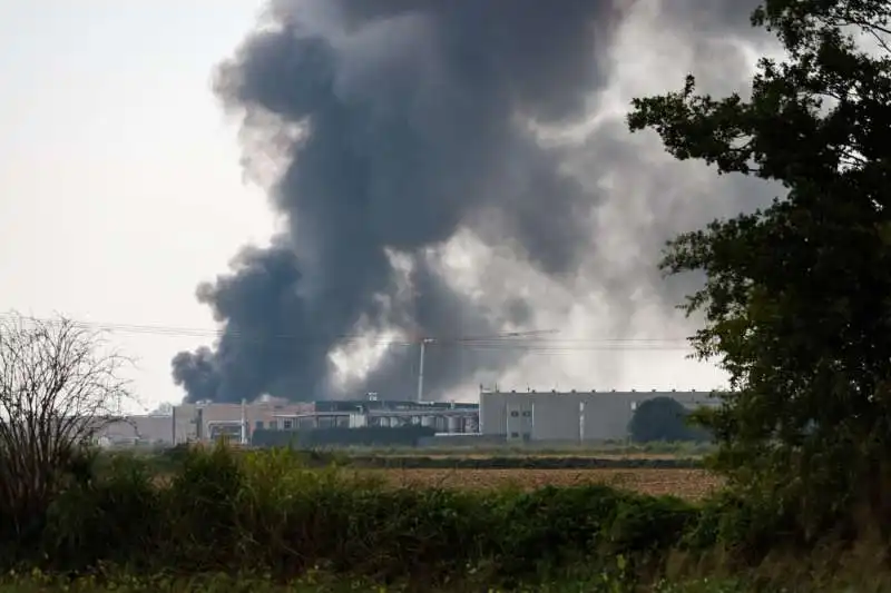 incendio alla nitrolchimica a san giuliano milanese   2