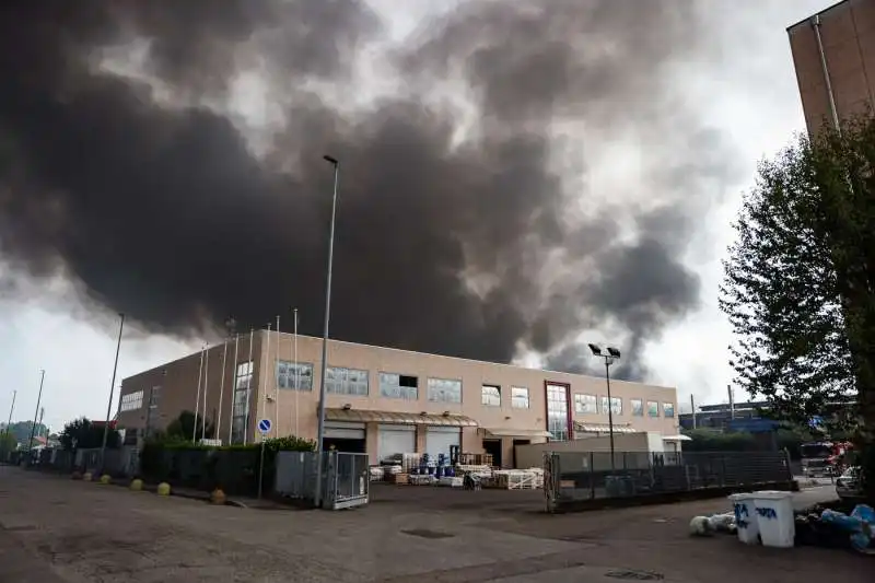 incendio alla nitrolchimica a san giuliano milanese   4