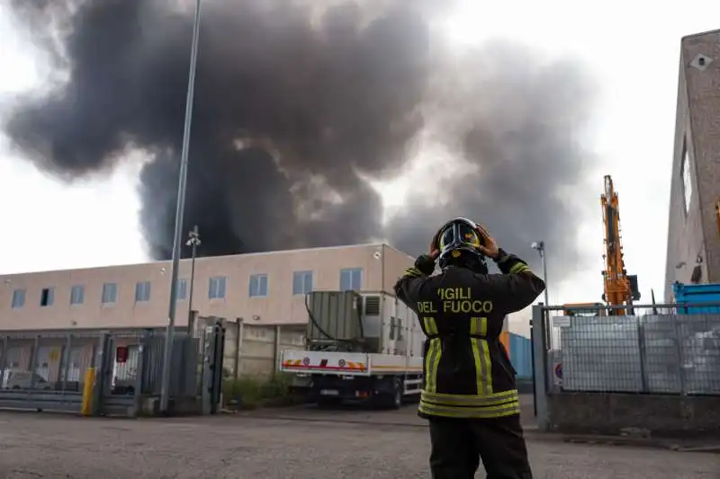 incendio alla nitrolchimica a san giuliano milanese   5