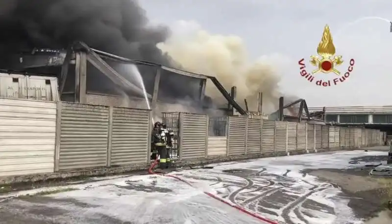 incendio alla nitrolchimica di san giuliano milanese   2