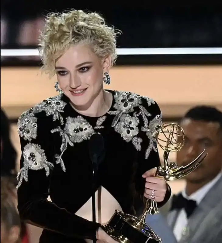 julia garner   emmy 2022 