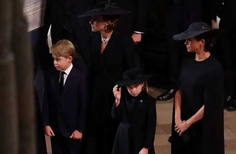 kate middleton meghan markle george e charlotte al  funerale della regina elisabetta