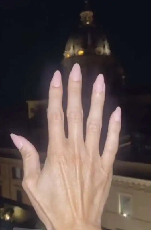 la mano di ilary blasi  