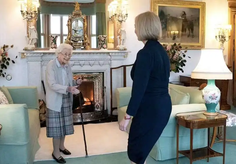 la regina elisabetta accoglie liz truss a balmoral  