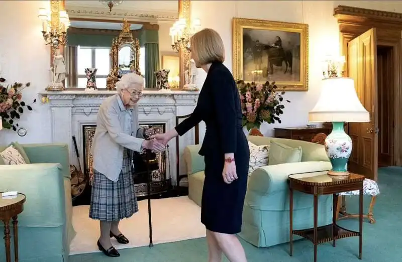 la regina elisabetta accoglie liz truss a balmoral 