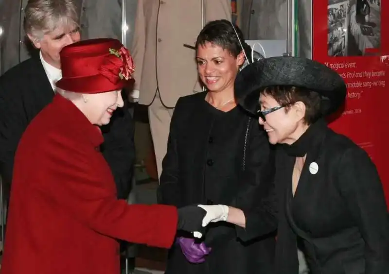 la regina elisabetta con yoko ono 