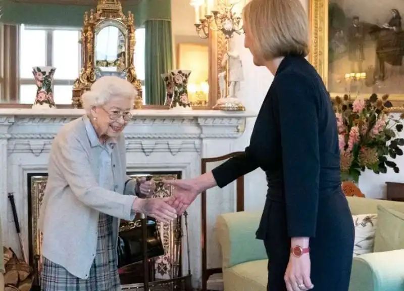 la regina elisabetta e liz truss 4