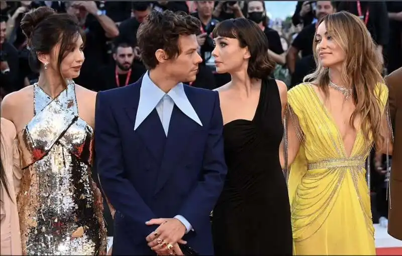 lo sguardo languido tra harry styles e olivia wilde 