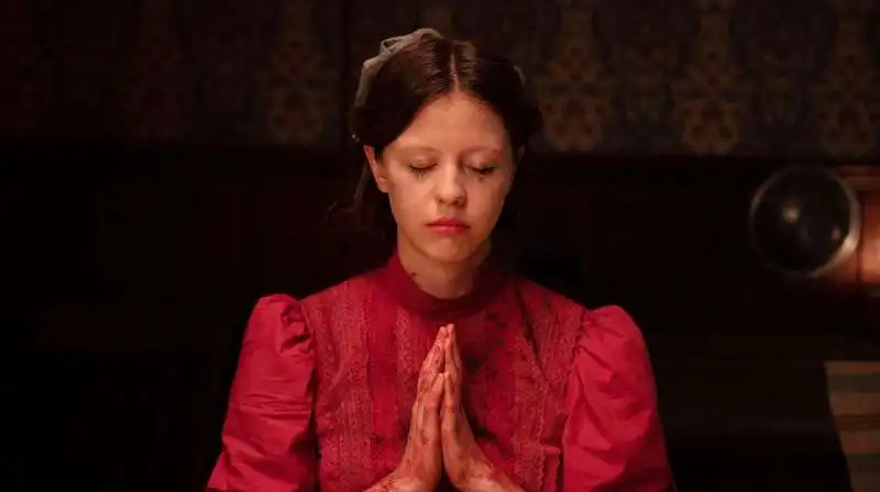 mia goth in pearl di ti west   2