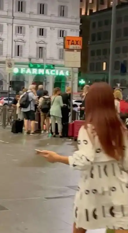 persone in attesa del taxi a roma   1