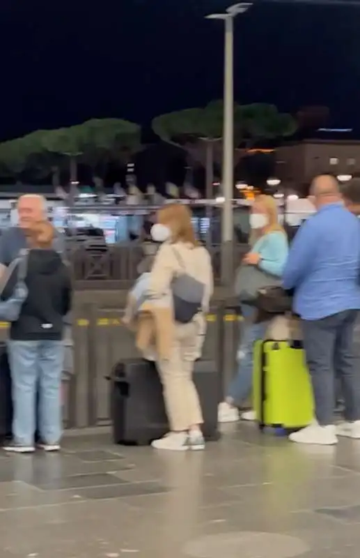 persone in attesa del taxi a roma   2